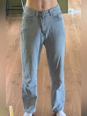 Dazy Light Wash Straight Leg Mom Jeans – Size M